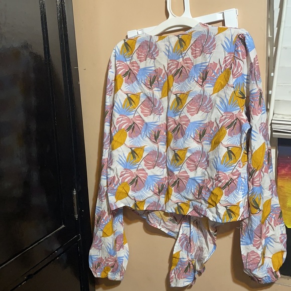 Women’s blouse in a size medium - Picture 2 of 5